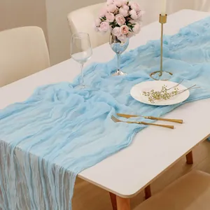 Chemin de table bleu clair en gaze de coton avec texture froissée pour décor de mariage