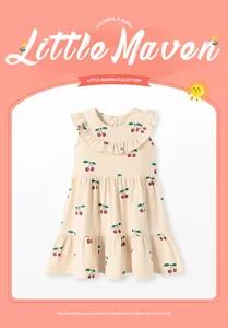 Détail d'une robe fille abricot avec imprimé cerises et col à volants pour les 2-7 ans