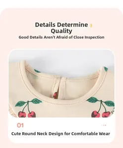 Détail de l'encolure ronde pour robe fille avec imprimé cerise et coutures précises