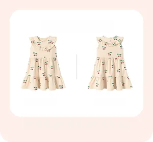 Détail d'une robe d'été pour filles à motif cerise avec col à volants et jupe à volants