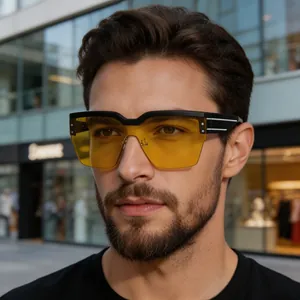 Détail de lunettes de soleil demi-cerclées avec verres jaunes et branches rayées