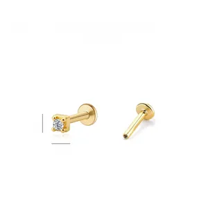 Détail macro du clou d'oreille 3mm en argent S925 doré avec zircon de forme carrée