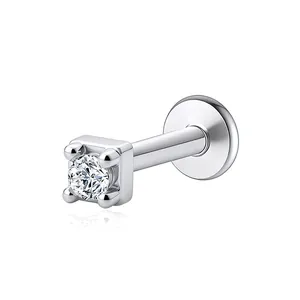Gros plan d'un labret en argent S925 avec un cristal de zircon serti par quatre griffes