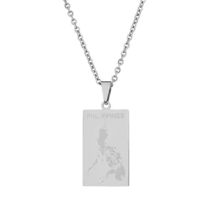 Vue macro du pendentif rectangulaire en acier argenté avec gravure de la carte des Philippines