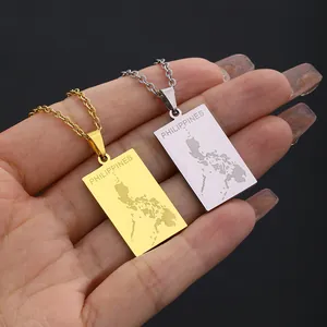 Gros plan de colliers pendentifs carte des Philippines or et argent à la main