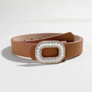 Dettaglio cintura in pelle marrone da 2,8 cm con fibbia in perle e strass