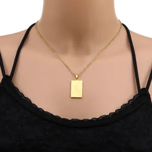 Détail du pendentif rectangle doré avec carte gravée des Philippines et texte gravé