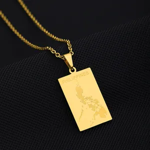 Détail du collier en acier titane doré avec carte des Philippines gravée et texte sur pendentif