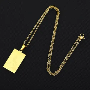 Détail du pendentif carte des Philippines doré avec gravure sur collier chaîne en O