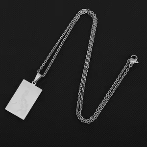 Détail d'un pendentif rectangulaire argenté avec carte gravée des Philippines et texte