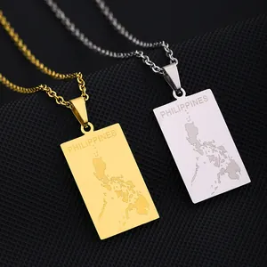 Détail de pendentifs rectangulaires en or et argent gravés avec la carte des Philippines