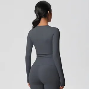 Detail of slim-fit dark grey yoga set featuring high-stretch fabric and seamless back stitching