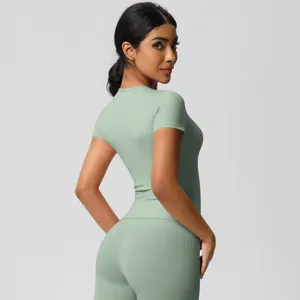 Detail of high-waist fitness leggings and t-shirt in mint green moisture-wicking fabric