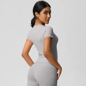 Detail of grey slim fit yoga set featuring moisture-wicking fabric and high-waist leggings