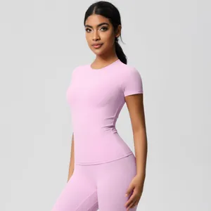 Detail of pink tight yoga set with short sleeves and high-waist sports leggings
