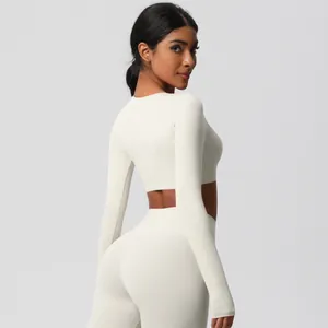 Detail view of the sleek back profile and high elasticity fabric of this yoga set