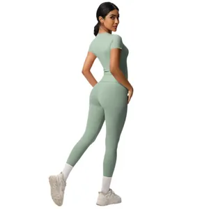 Women's quick-dry yoga set with short sleeve t-shirt and leggings in sage green finish