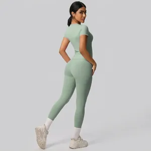 Women's quick-dry yoga set with short sleeve t-shirt and leggings in sage green finish