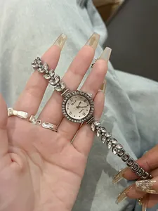 Detail einer Luxus-Quarzuhr mit Strass-Lünette und marquise-geschliffenem Kristallband