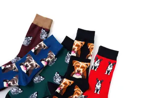 Détail de chaussettes en coton avec motifs de chiens réalistes et bords-côtes doux