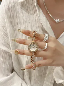 Nahaufnahme der eleganten roségoldenen Quarzuhr mit Kristallen und Metallarmband