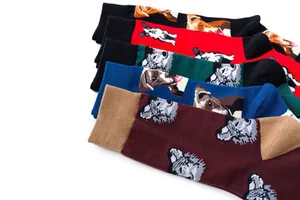 Détail de cinq paires de chaussettes mi-mollet aux motifs de chiens et bords côtelés