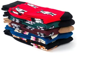Détail de chaussettes mi-mollet empilées avec motifs de chiens et bords côtelés