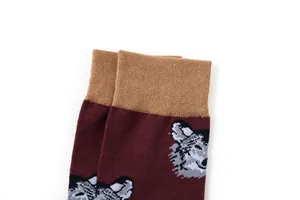 Détails de chaussettes bordeaux en maille avec motif loup et bord-côte de couleur tan