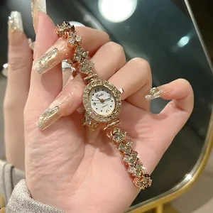 Detail der roségoldenen Meerjungfrau-Uhr mit kristallbesetztem ovalem Zifferblatt und Armband