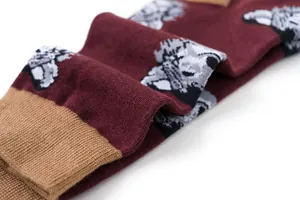 Détail macro de chaussettes en coton rouge bordeaux avec motif animal et bord-côte élastique