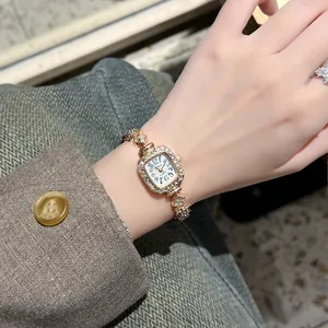 Detail einer roségoldenen Quarzuhr mit Strass-Zifferblatt und elegantem Kettenband