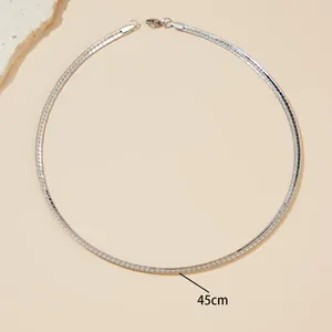 Collier minimaliste en maille serpent argentée de 45cm en acier avec fermoir homard