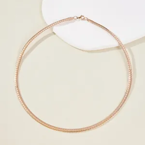 Collier chaîne serpent minimaliste en or rose avec fermoir mousqueton sur céramique