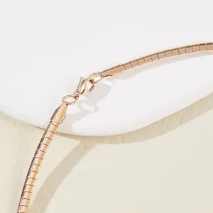 Collier chaîne serpent plat en or rose minimaliste avec fermoir mousqueton précis