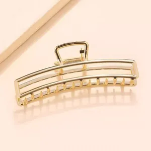 Pinza per capelli rettangolare in metallo dorato con design cavo elegante