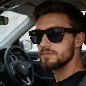 Gros plan de lunettes de soleil polarisées noires pour hommes avec accents dorés