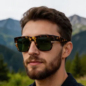 Gros plan de lunettes de soleil carrées polarisées en écaille avec verres vert foncé sur homme