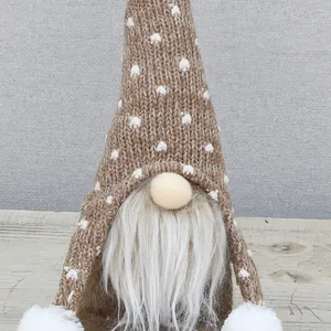 Gnome de Noël nordique avec bonnet marron à pois et longue barbe blanche