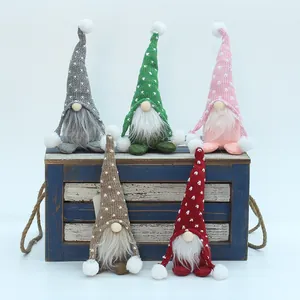 Cinq gnomes de Noël nordiques avec bonnets tricotés à cœurs et barbes en peluche