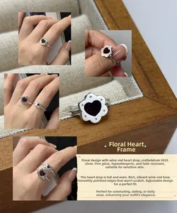 Dettaglio anello argento S925 con cuore smaltato bordeaux e bordi a petalo floreale