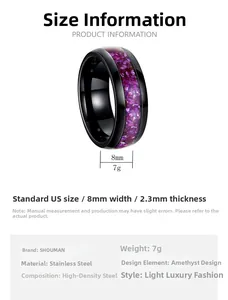 Détail d'une bague en acier noir de 8mm avec incrustation de pierres d'améthyste violettes