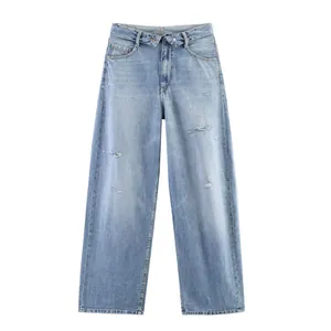 Jean femme bleu clair à jambe large avec taille asymétrique et détails déchirés