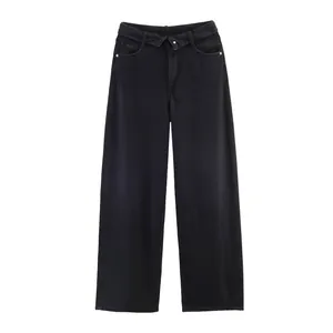 Détail du jean noir taille haute à jambe large avec une conception de taille asymétrique