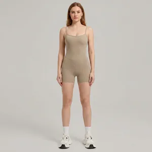 Combinaison de yoga dos nu ajustée en kaki clair avec bretelles réglables et short