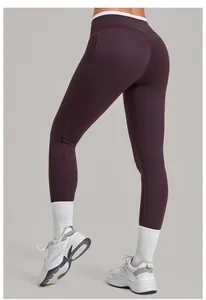 Détail du legging de yoga prune à taille haute avec poches et coutures galbantes