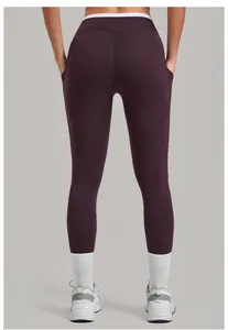 Détail du legging de yoga violet avec poches latérales et taille contrastée blanche