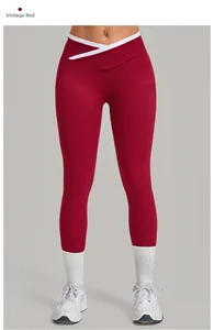 Détail du legging de yoga rouge rétro avec taille croisée, poches et liseré blanc