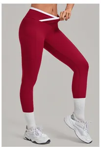 Gros plan du legging bordeaux avec taille haute croisée blanche et poches latérales