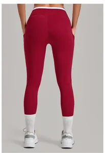 Détail du legging de yoga taille haute avec taille contrastée, poches et coutures push-up