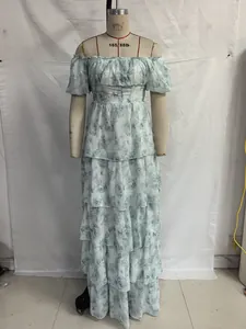 Detail van lichtblauwe bloemen maxi-jurk met chiffon stof en gelaagde rokstructuur